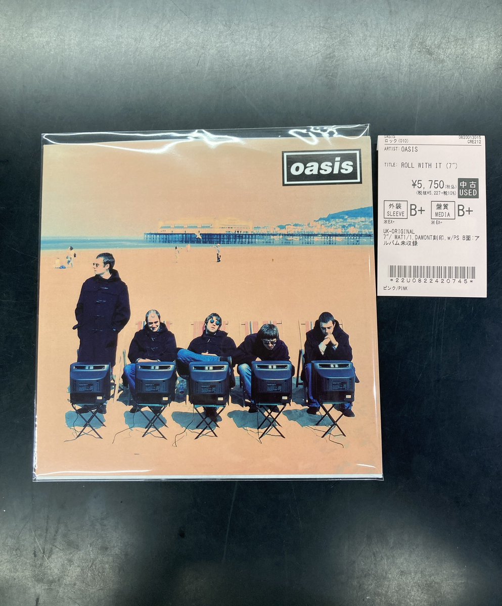 中古レコード新入荷】 待望の来日を控えるOASISから ROLL WITH IT 7