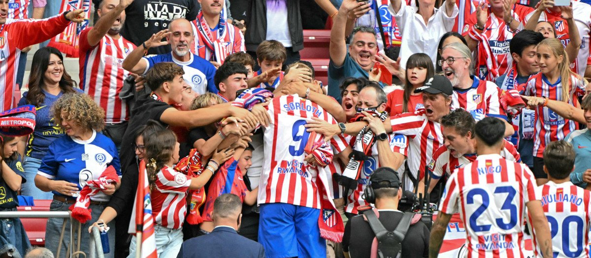 Futbolia's tweet photo. No olvidéis que el RM perdió 5-2 en el Metropolitano porque Sorloth se abrazó con un par de aficionados y LeNormand se juntó demasiado a una barrera del RM https://t.co/OLyv2lwsa6