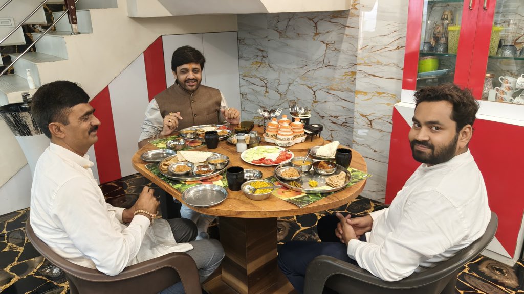 ચોટિલા ખાતે ગુજરાત પ્રદેશ ભારતીય જનતા યુવા મોરચા ના મંત્રી અને અમરેલી જિલ્લા ના પ્રભારી શ્રી જયભાઈ શાહ ના નિવાસ્થાને ભોજન ગ્રહણ કર્યું.

चोटिला में गुजरात प्रदेश भारतीय जनता युवा मोर्चा के मंत्री एवं अमरेली जिला प्रभारी श्री जयभाई शाह के आवास पर भोजन ग्रहण किया।