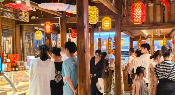 ExplorePingyang's tweet photo. This National Day holiday, discover the diverse charms of Ponan Old Street in #Pingyang county, a popular nightlife destination in #Wenzhou city, East China's #Zhejiang province✨! Stroll along this 1.4-kilometer street, explore its rich history and culture, enjoy live shows of traditional opera and modern music, and savor local culinary delicacies. See you there! #TravelInPingyang