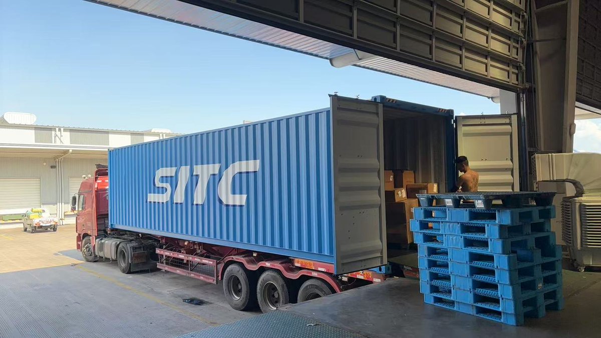 haiyuan010's tweet image. Efficient loading operations with container trucks streamline logistics and enhance productivity. Witness the precision in action! 🚛📦 #Logistics #ContainerTransport #Efficiency #SupplyChain #fyp #foryou