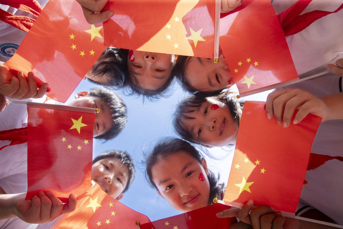 Visit_Jiujiang's tweet photo. #Jiujiang's primary students took Photos with the National Flag of #China #NationalDay https://t.co/k7nYsmbhyF
