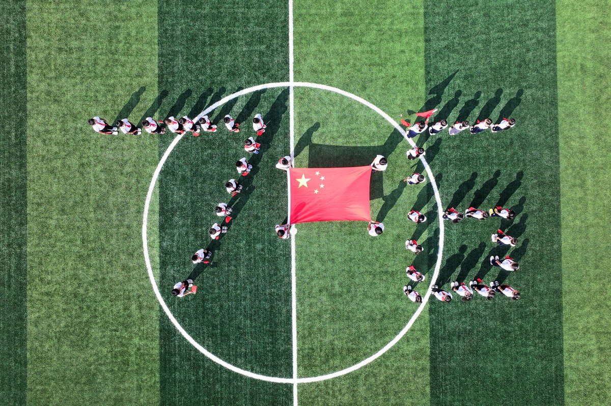Visit_Jiujiang's tweet photo. #Jiujiang's primary students took Photos with the National Flag of #China #NationalDay https://t.co/k7nYsmbhyF