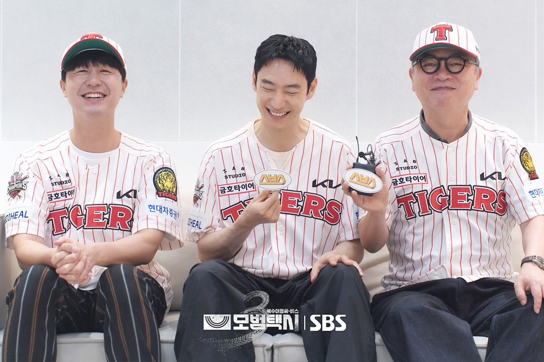 무지개운수가 최강기아 만나러 광주까지 갔당께🚖🐯
우취였지만 괜찮아,, 딩딩딩딩딩,, 딩딩딩딩딩😭

SBS 새 금토드라마 <모범택시3>
☞ 11월 첫 방송

#SBS새금토드라마 #모범택시3
#taxidriver3 #모범택시3스틸 #스틸
#이제훈 #김의성 #표예진 #장혁진 #배유람
#KIA타이거즈 #기아타이거즈 #시구