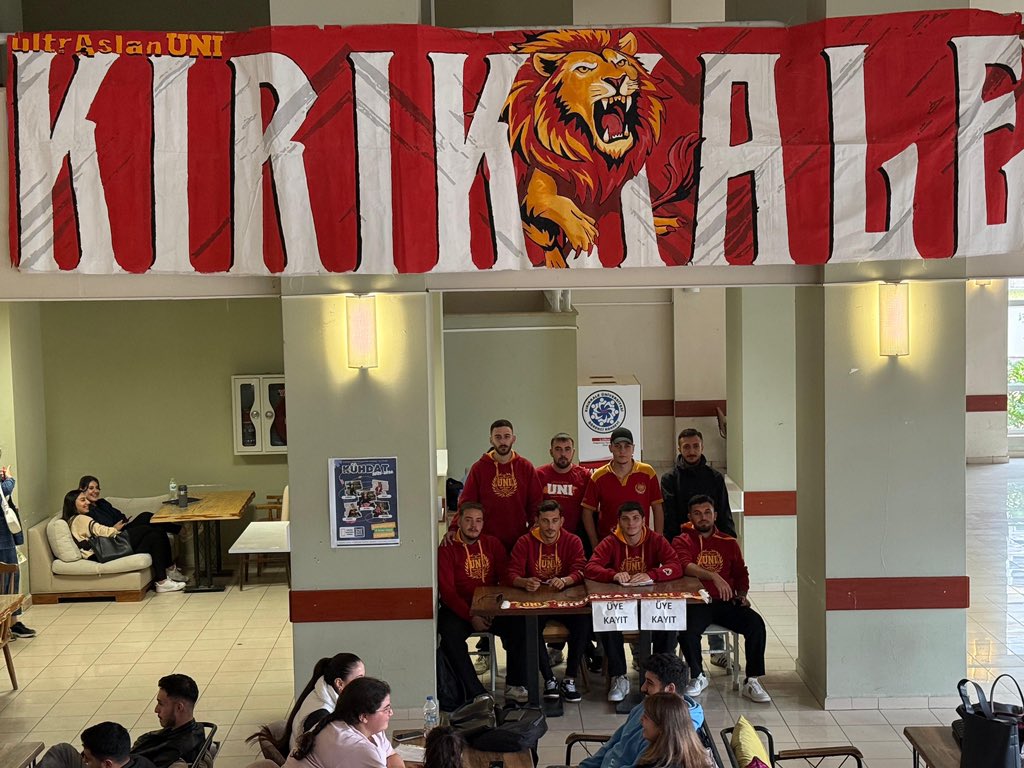 BU BÜYÜK AİLENİN BİR PARÇASI OL!

Stant günlüklerimizin ikinci haftasında İnsan ve Toplum Bilimleri fakültesi kantininde stantımızı açtık.Tüm Galatasaraylı kardeşlerimizi bekliyoruz.#ultrAslanUNI  #KampüslerinTekEfendisi