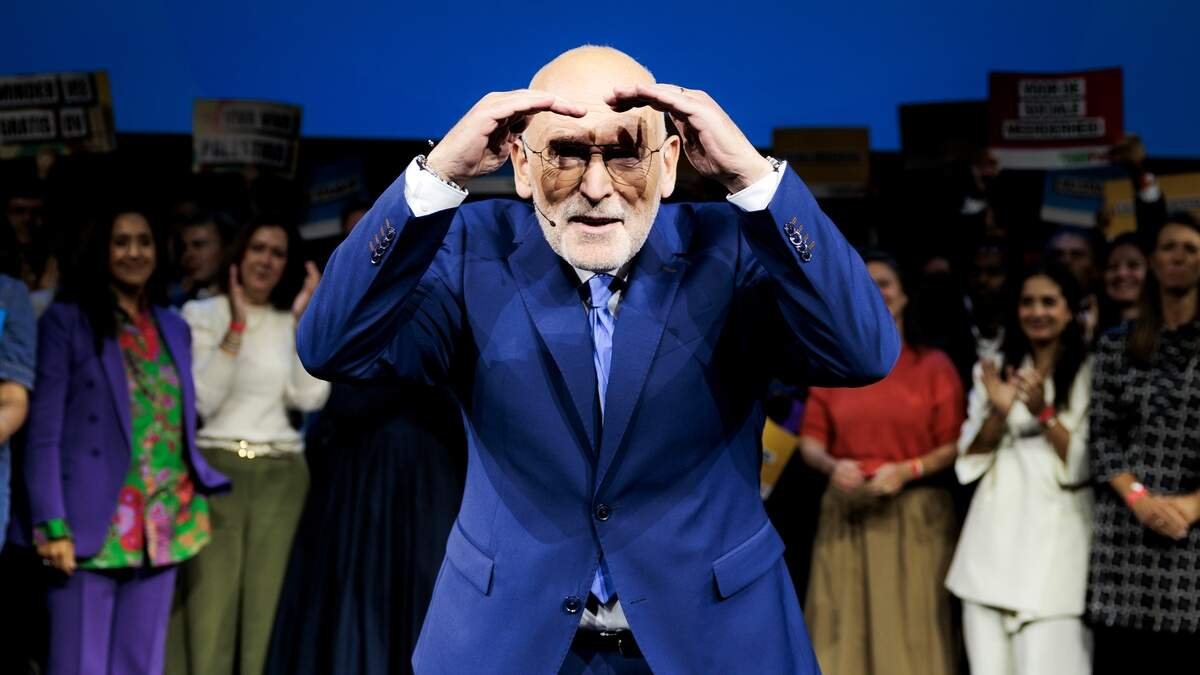 PeeveeHa's tweet image. #franstimmermans  kijkt hoe de competitie zich op grote afstand plaatst, terwijl z&apos;n eigen partij piepend en krakend tot stilstand is gekomen in de peilingen... &apos;t is een kwestie van wachten totdat het GL/PVDA treintje in z&apos;n achteruit gaat. Ook de CDA streeft dit clubje voorbij.