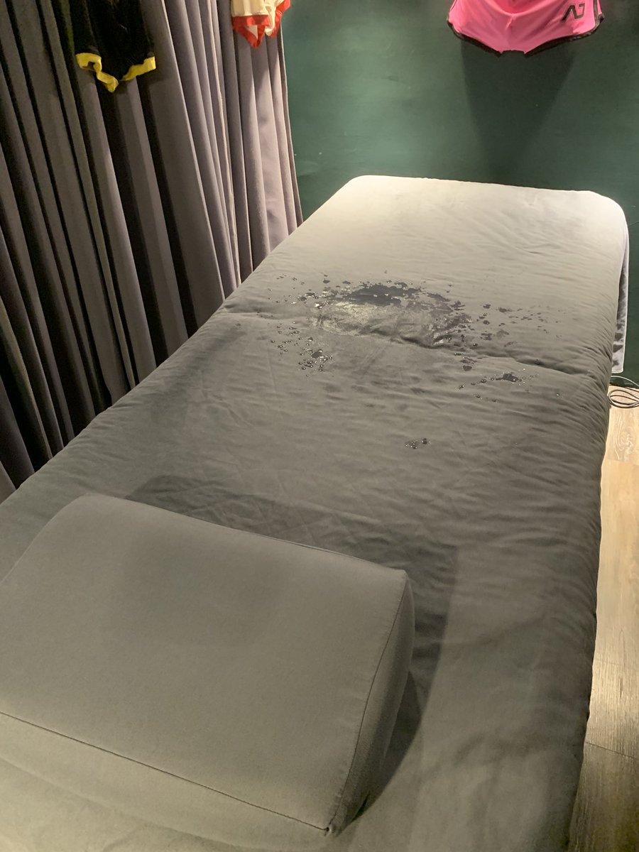 Select_Ryan's tweet image. 我不只要換衣服跟褲子  超濕
連床單都要一起換 ⋯
（有圖有真相）
 #尿騷味
#龍根療癒 #鍏selecthome