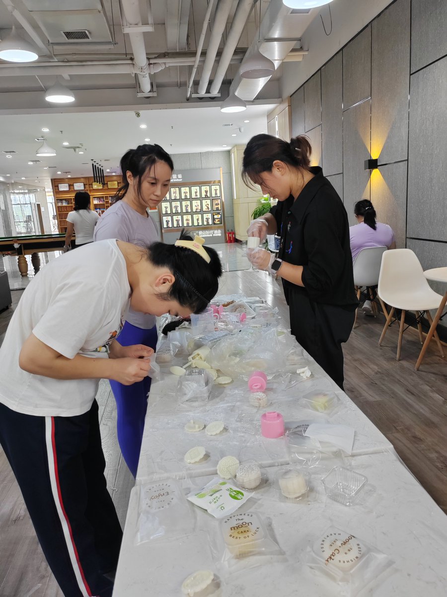 Alice166166's tweet image. 健身房今天组织大家做月饼😋😋