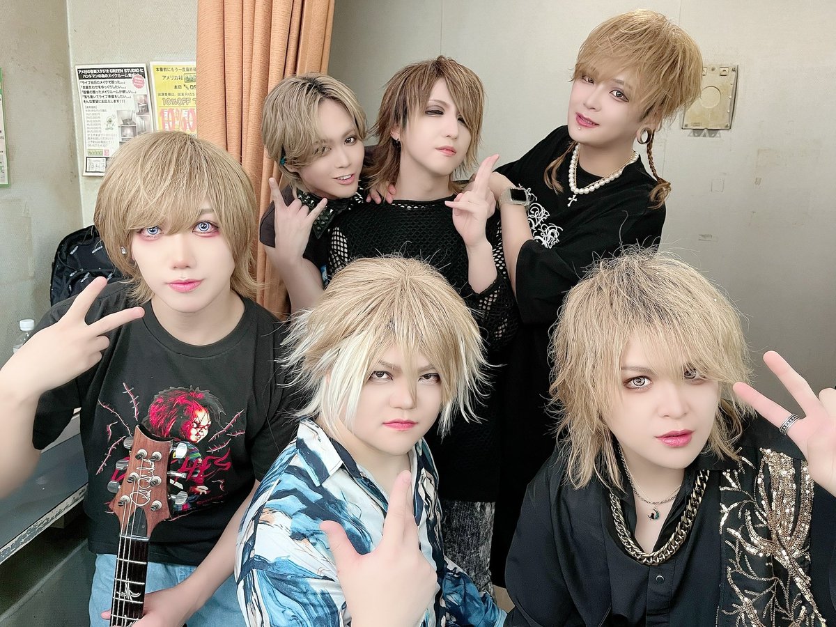 kaji_ds's tweet photo. お久しぶりでぃーす！
日々マイペースに過ごしていたら誕生日終わってました🤣笑
最近はサポートやライブなども出演させていただきドラムも叩かせてもろておりまっす🥁✨
あ、どうでもいいですが気づいたら前歯ちと欠けてたww https://t.co/Ro6rZFtVHX