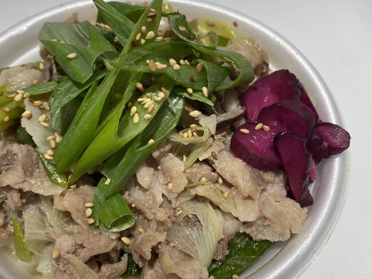 sokai_takidashi's tweet image. 本日の炊き出しはネギ塩豚丼
塩だれで味付けた激うま豚丼が完成しました!
にんにく1kg投入のスタミナ仕上げで都庁下にお届けします!
ザク切りネギの食感も楽しい豚丼はこちらのレシピでご自宅にて完全再現可能です!
ぜひ作ってみてください!
amzn.asia/d/9rUPSPE