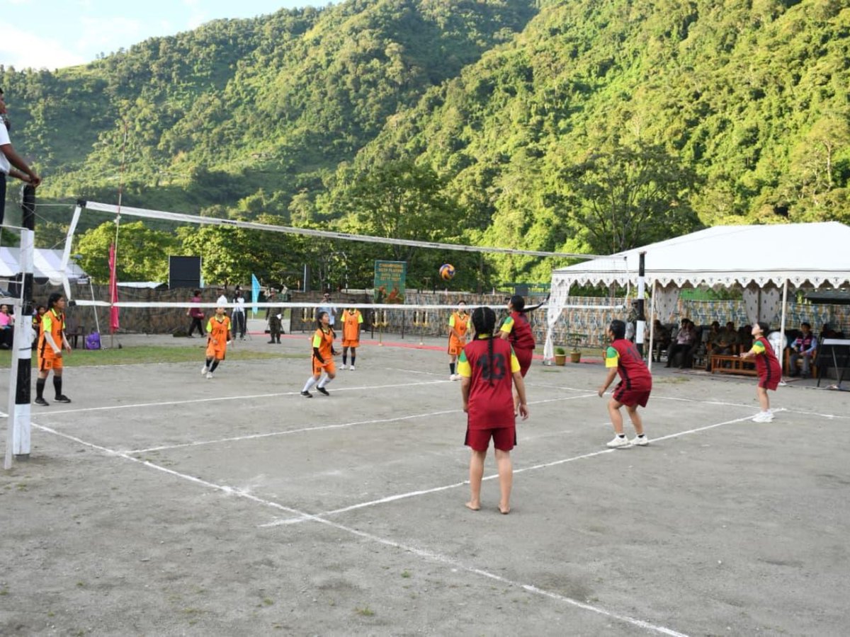 Spearcorps's tweet photo. #SpearCorps Dao Division organised a five-day #Hayuliang Volleyball League in Anjaw, #ArunachalPradesh under #OperationSadbhavana.
The tournament saw 18 local teams showcasing talent & sportsmanship and strengthening military civil bonds at the #NorthernBorders.

#SpearCorps के Dao Division ने #OperationSadbhavana के तहत #ArunachalPradesh के Anjaw में पाँच दिवसीय #Hayuliang वॉलीबॉल लीग का आयोजन किया।
इस टूर्नामेंट में 18 स्थानीय टीमों ने प्रतिभा और खेल कौशल का प्रदर्शन किया और #NorthernBorders में सैन्य और नागरिक संबंधों को मजबूत किया।

@adgpi 
@easterncomd 
@prodefkohima 

Facebook-https://t.co/2JB0g8qeSo
Instagram-https://t.co/6kFTgwNYOL