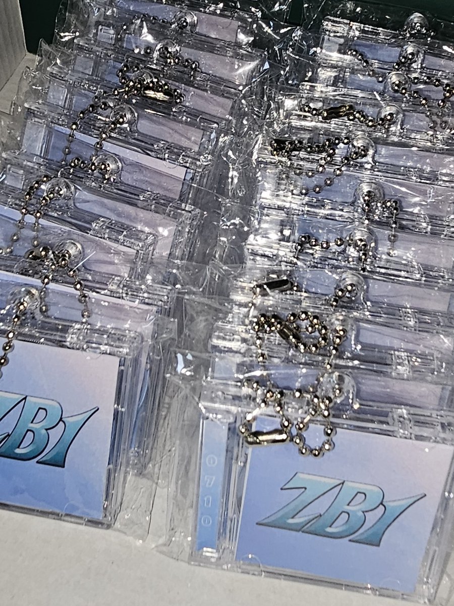 HERE&amp;NOW 첫막콘 나눔 받게 된다면 건넬 키링 준비🙂‍↕️ 남으면 소매넣기 하겠습니당
받으시는 제로즈들이 좋아해주길 바라면서😗
▪︎NFC 태그 시 ICONIK MV로 연결됩니다