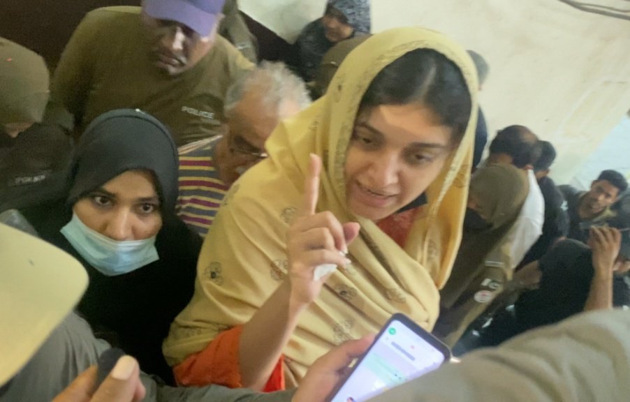 فلک جاوید کو آج لاہور ضلع کچہری میں پیش کر دیا گیا
 فلک جاوید نے عدالت میں داخل ہوتے وقت کہا کہ اسرائیل کو تسلیم کرنا اس حقیقت کی گواہی ہے کہ عمران خان کو اسی بنیاد پر ہٹایا گیا عمران خان نے اسرائیل کو تسلیم کرنے سے انکار کیا تھا اسی سبب انہیں اقتدار سے محروم کیا گیا اور آج