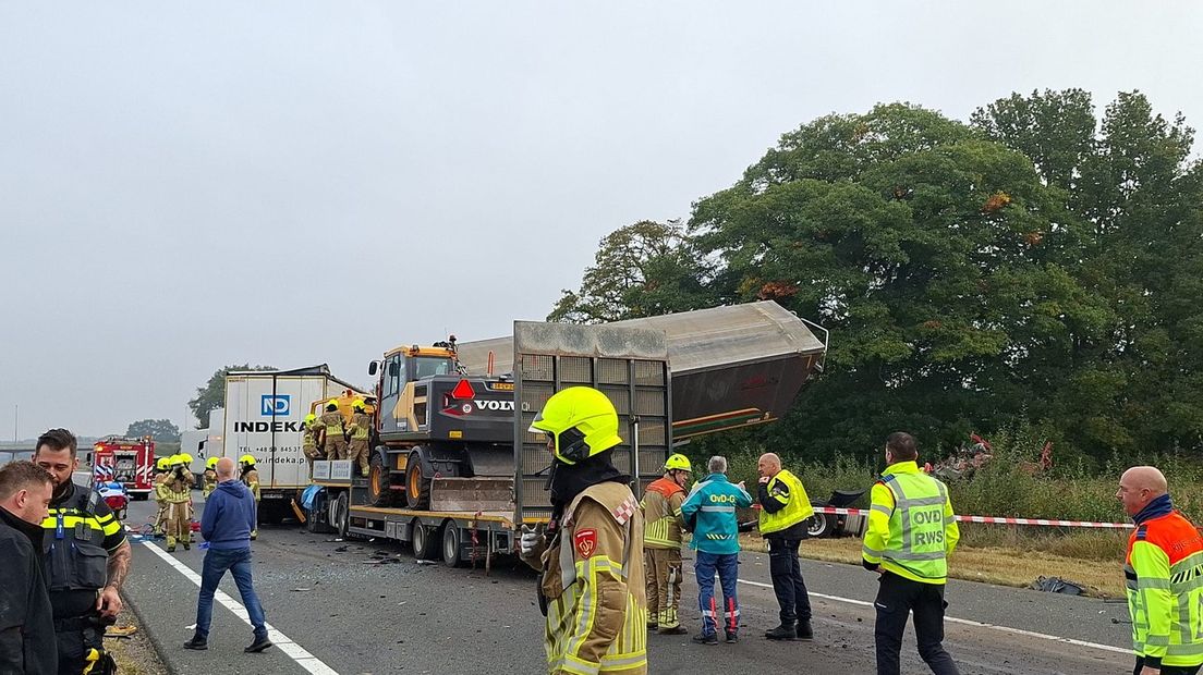 Dode bij ongeval met meerdere vrachtwagens op A73 in Belfeld