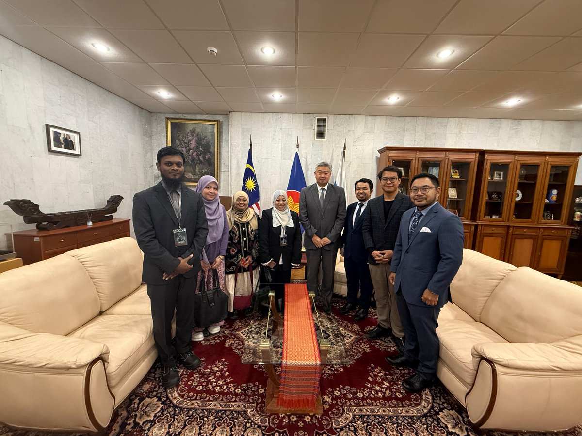 MYEmbMoscow's tweet image. On 29 Sept, IIUM delegation visited the Embassy of Malaysia in Moscow, as part of their education visit (Heritage Studies) to Kazan and Moscow from 17-30 September.