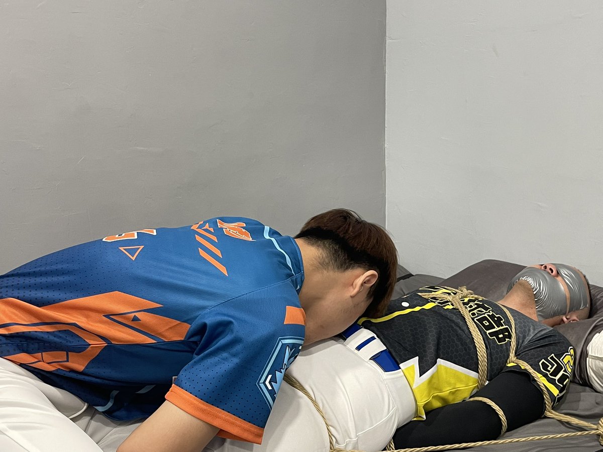 被主人綁起來然後
被學弟玩的學長
Part 2
With <a href="/Weiwei_Math/">哈利威</a> 
Master l <a href="/sean50419/">Misam</a>