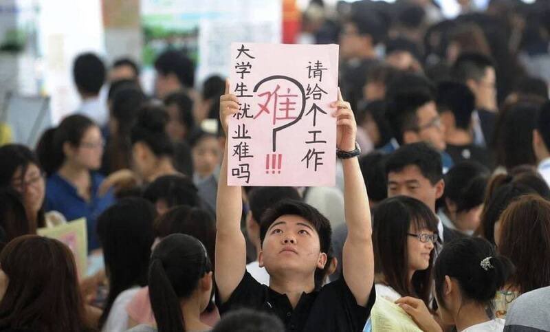 cuichenghao's tweet photo. 搞不明白中国人到底怎么想的。

在本国大学生大量找不到工作的当下，却要新增什么K签证给所谓外国青年科技人才。本国科技人才的饭碗会不会被抢走暂且不说，就凭三天两头跟人发生政治矛盾、动不动就挨个抵制一圈的尿性，就不怕人家突然撂了挑子全跑了？

还有，董明珠不是说，担心有间谍，坚决不用海归派吗？用自己的留学生怕是间谍，用外国人就高枕无忧了？

如今的用人单位，挑起简历来，简直把“吹毛求疵”四个字发挥到了极致。

他们向专科生要学历、向本科生要技术、向研究生要年龄、向应届生要经验、向往届生要应届身份……

多少大学生投出无数简历无果，不得不告别专业梦想，去开网约车、当快递员、外卖员这些没有技术含量的工作？这个K签证，是不是宁愿牺牲本国青年，也要把技术岗留给外国人？

如果不能善待自己的国民，即使高薪聘请了外来和尚，人家打心眼里也瞧不起你。