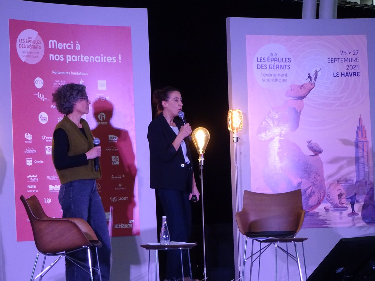 Fr1Lh's tweet photo. Retour sur la participation de nos élèves à "sur les épaules des géants"
jeudi, table ronde avec 3 scientifiques suivie de la pièce de théâtre "Prix No’Bell" 
vendredi, conférence "Girl power versus mâle alpha" avec deux journalistes du magazine Epsiloon. https://t.co/rTVPKuhN5A