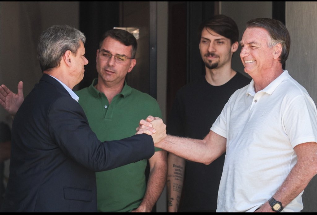 Essa é a "tortura do regime de exceção" segundo alguns 🤡