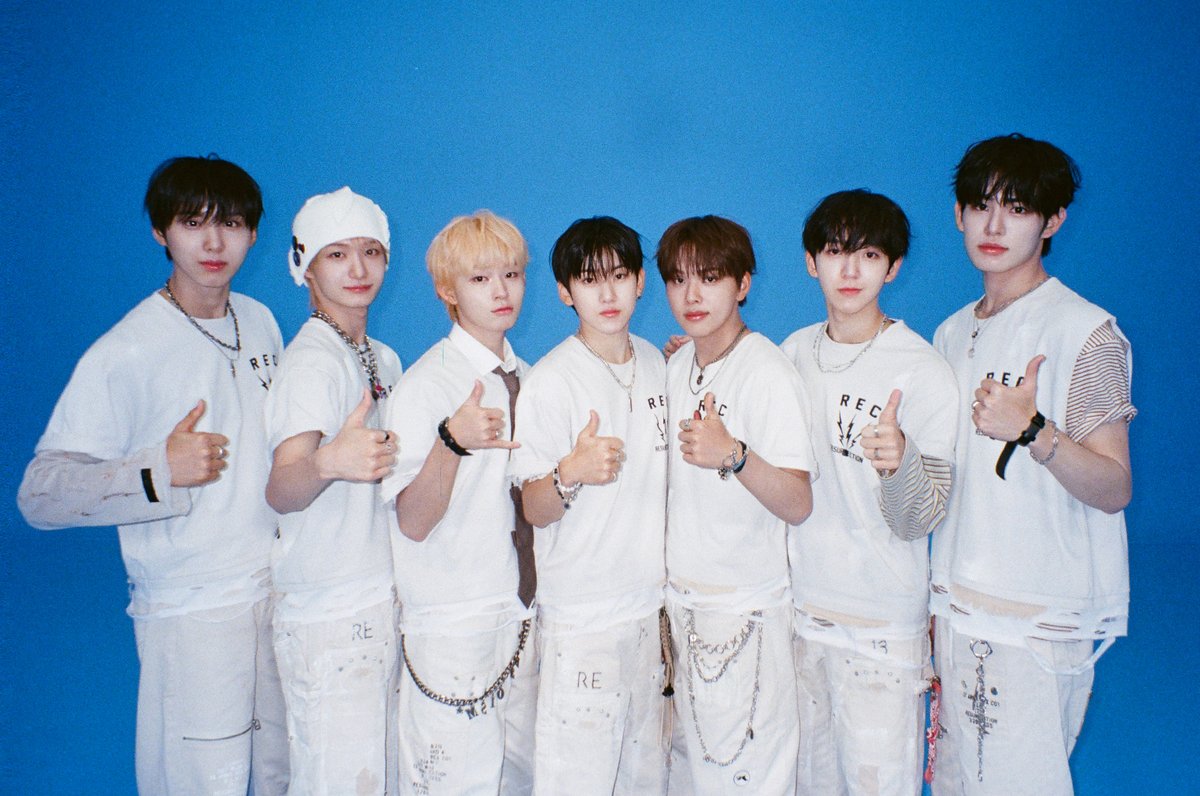 M2MPD's tweet photo. 필름카메라로 기록한 9월의 추억📸 10월에도 쭈욱 엠투와 함께해요❣ #9월의엠투 #M2film #MOVE_TO_PERFORMANCE #KickFlip #킥플립 @kickflip_jype https://t.co/nJDL2YfUcI