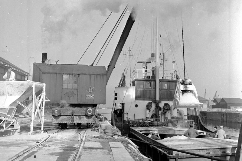 74frankfurt's tweet image. Steam crane unloading lime from a ship at Leith Docks. (1969) Pic: Crauford Tait