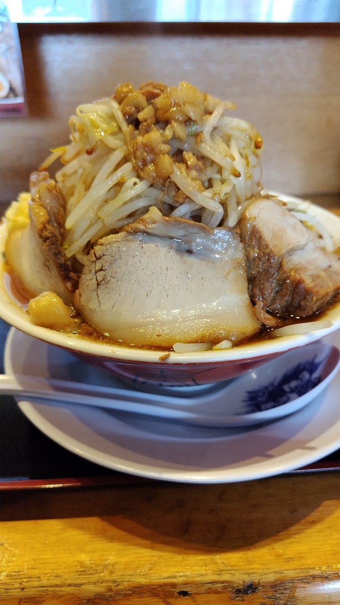 ラーメン男塾
塾長ラーメン（汁あり）　１０００円
ヤサイマシマシアブラマシニンニクフツウ
チャーシュー1枚オマケ

っっっ～～～！😶
アブラとニンニクのガツンとくる感じ
やっぱりいいなぁ～！
定期的に食べたくなってしまう😋