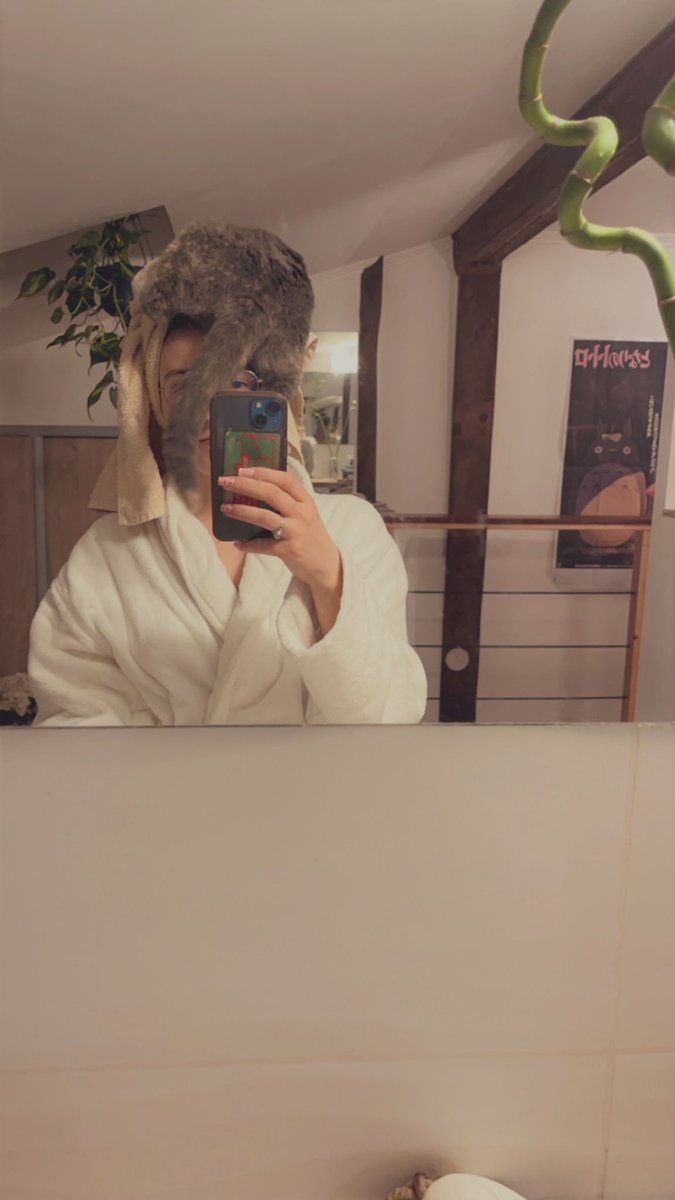 Ma poupoune tu es très mignonne mais tu penses que tu peux descendre de la tête de maman ? Parce que je dois me sécher les cheveux mais d’accord si tu as pas fini je peux faire un p’tit effort pour toi