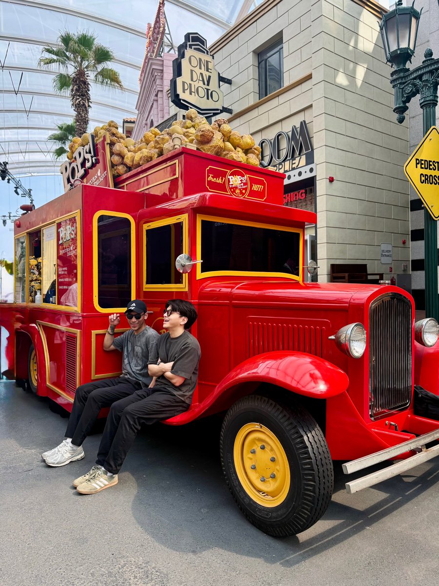 jaze_ev's tweet image. Laroooooooooooo.

#universalstudios #USS #anniv