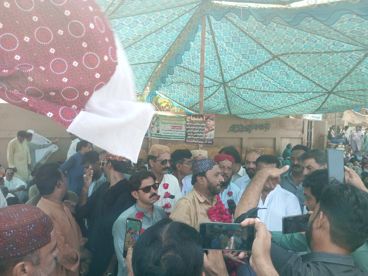 NiazMuhammadJUI's tweet photo. پینشن رولز میں ترمیم، ڈے آر اے الاؤنس اور گروپ انشورنس اور بینیوولینٹ فنڈ نہ دینے کے خلاف سندھ ایمپلائز الائنس کا احتجاجی مظاہرہ اور دھرنہ 
پریس کلب ٹنڈو محمد خان کے سامنے..
#JusticeForSindhEmployees
#WeWantDRA #Increase70percentsalary #WeRejectPensionAmendments https://t.co/RlRQOY36mK