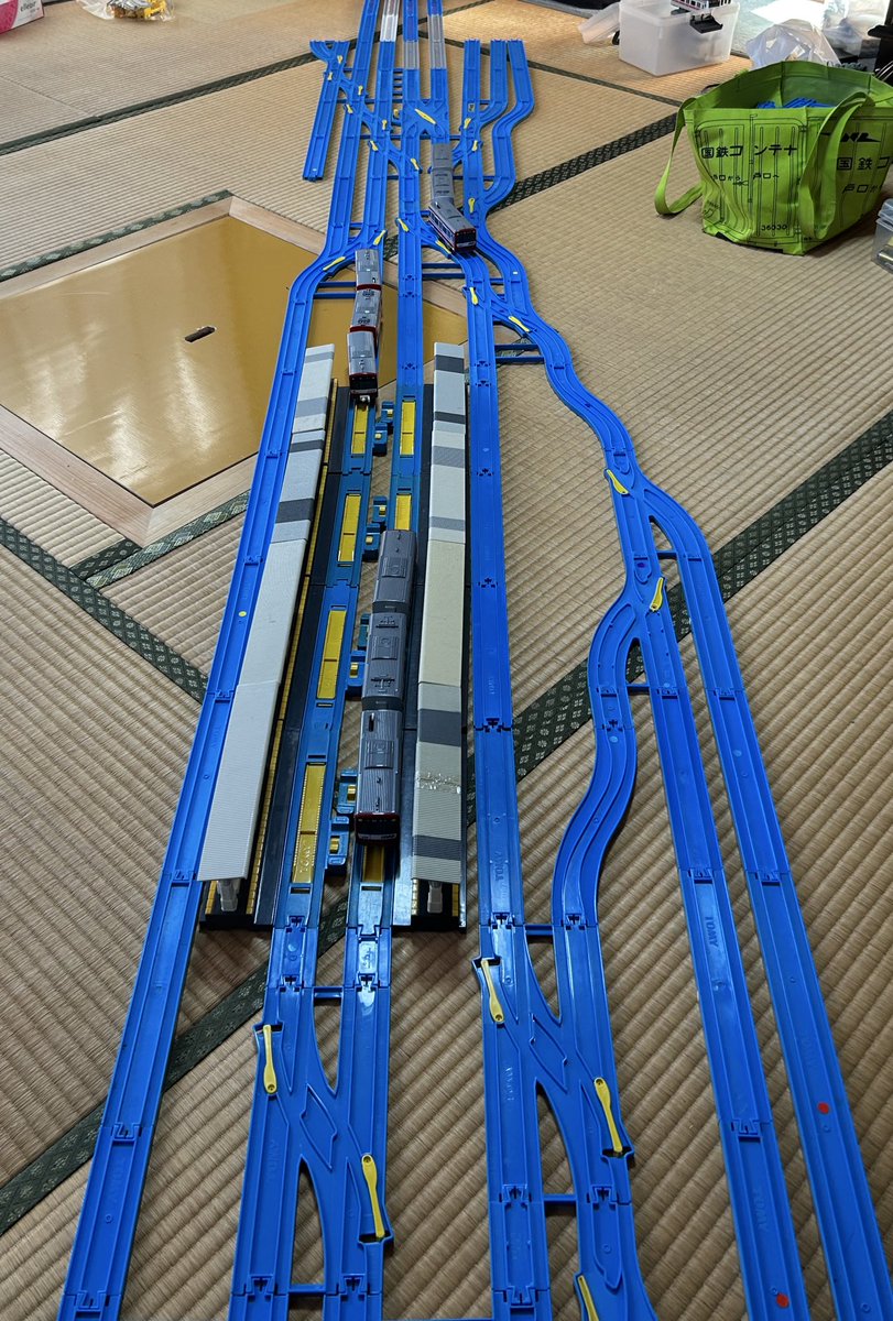 SakuraTeck's tweet photo. これから運転会当日まで
運転会の準備風景を順次アップしていきます！
こちらは先日行った敷設予定の
京急金沢文庫駅の配線確認中です！
 #こうぷら1 https://t.co/HnqMbxI1kU