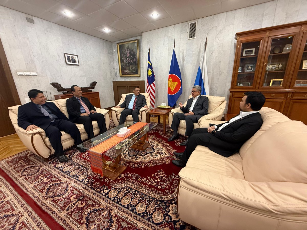 MYEmbMoscow's tweet image. On 26 Sept, TYT Dato' Amb received a courtesy call from En. Mohd Radzi Jamalluddin, Director of CGSO. The delegation was in Moscow to participate in the Protective Security course from 21 - 27 Sept.