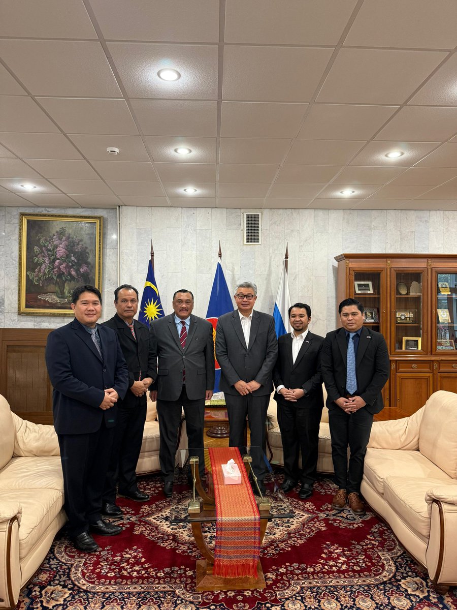 MYEmbMoscow's tweet image. On 26 Sept, TYT Dato' Amb received a courtesy call from En. Mohd Radzi Jamalluddin, Director of CGSO. The delegation was in Moscow to participate in the Protective Security course from 21 - 27 Sept.
