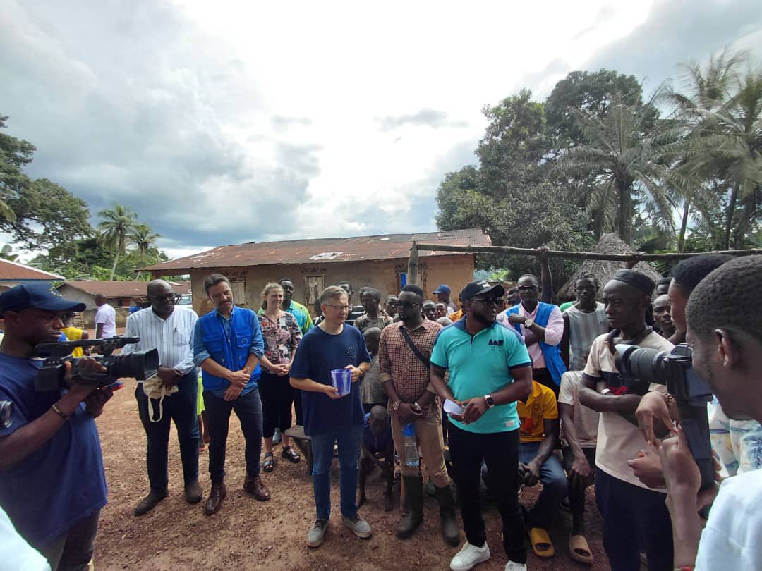 Proud moment as the Lite Salone project lights up rural Kambia with clean solar energy—18,000 homes by 2026!  

Funded by <a href="/IrlEmbFreetown/">Ireland in Sierra Leone</a>, Iceland, <a href="/trocaire/">Trócaire</a>, <a href="/KADDRO2/">KADDRO</a> &amp; #EU <a href="/GERinSalone/">German Embassy Freetown</a>, this is #TeamEurope in action—empowering women, youth &amp; entire communities.  
#EUBusTour2025