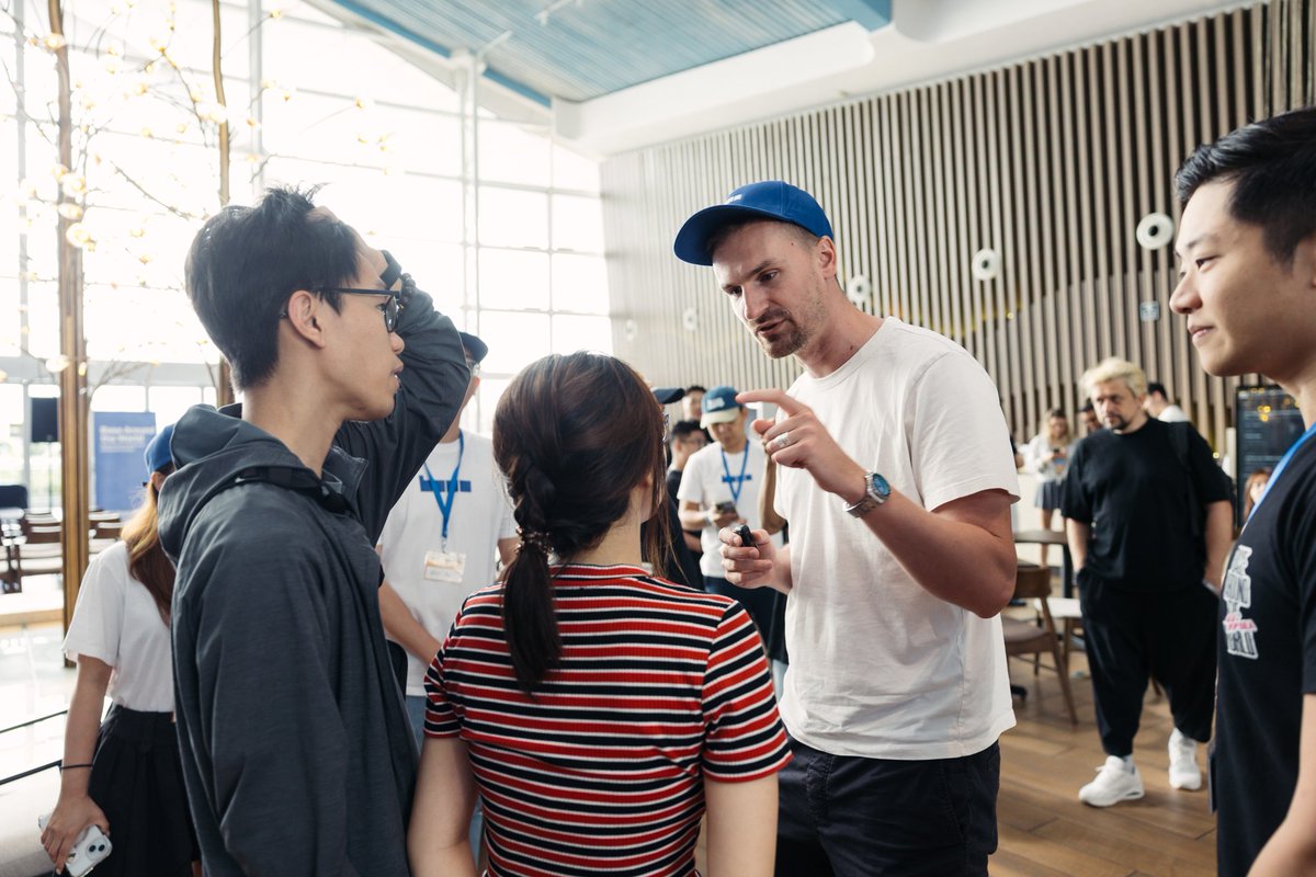 BaseinMY's tweet image. Reaching one builder at a time. Boots on the ground is what it is. You will never find another chain that puts people at the forefront. You know why? Because;

@base is For Everyone.

If @jessepollak is doing it, no reason why we won&apos;t.

How can we help?

#BaseMY