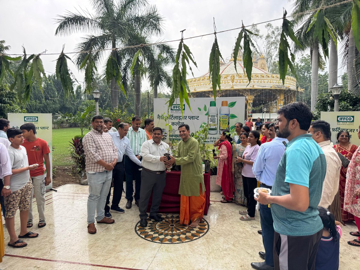 pksingh_iffco's tweet image. 🌿 स्वच्छता ही सेवा – 2025 🌿
इस पुण्य अवसर पर, “एक पेड़ माँ के नाम” से, दुर्गा अष्टमी के दिन एक विशेष पहल की जा रही है। हवन के उपरांत प्रत्येक भक्त परिवार को प्रसाद के साथ एक फल का पौधा भेंट किया गया ।
🙏 उनसे अनुरोध किया गया कि आप इस पौधे को अपने घर या उपयुक्त स्थान पर अपनी…