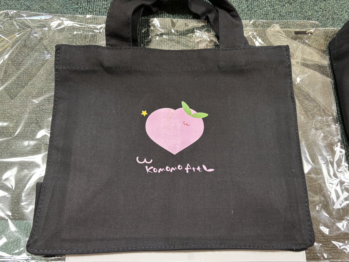 komomo_art's tweet image. 色付き桃うさちゃんだとどんな感じかなと確認するついでに、自分用にマグカップとトートバッグも注文してみた。可愛らしいよぉ🥰

桃うさちゃん、かわいいと思った方は見てみてね
↓
market.up-t.jp/creator/660947…