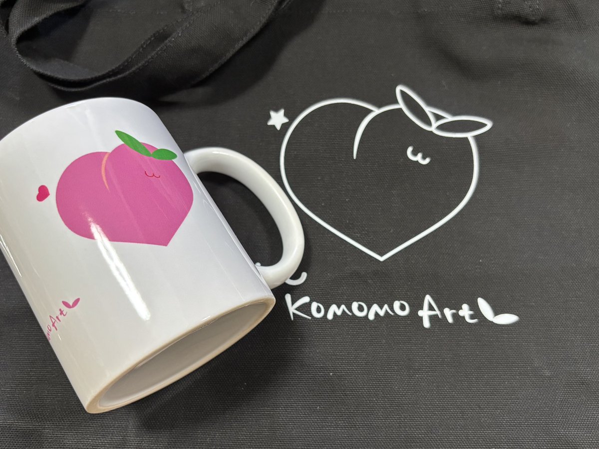 komomo_art's tweet image. 色付き桃うさちゃんだとどんな感じかなと確認するついでに、自分用にマグカップとトートバッグも注文してみた。可愛らしいよぉ🥰

桃うさちゃん、かわいいと思った方は見てみてね
↓
market.up-t.jp/creator/660947…