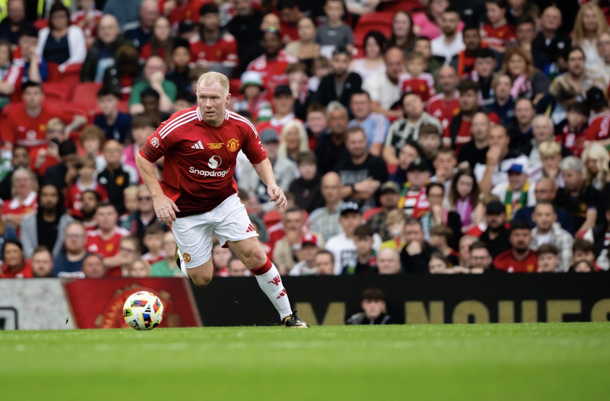 DHLManUtd's tweet image. #OnThisDay in 1994: Paul Scholes made his Premier League debut, one of the club&apos;s legendary midfielders. 🔴 #MUFC
