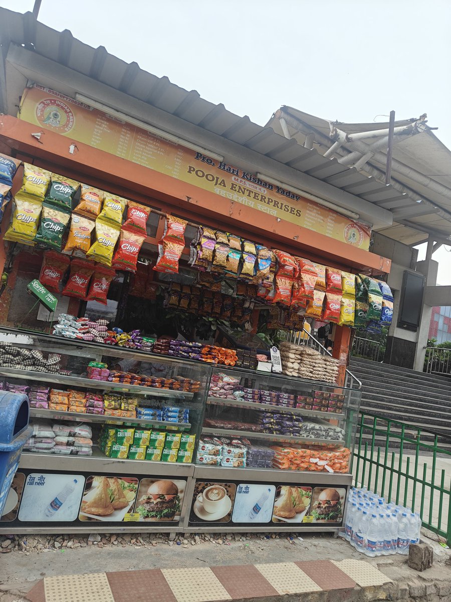 AbdurrabTweets's tweet photo. @RailMinIndia This shopkeeper at Lucknow Junction railway station is asking for 15 Rs Although the price on the bottle is 14. https://t.co/1W1gpYyt0e