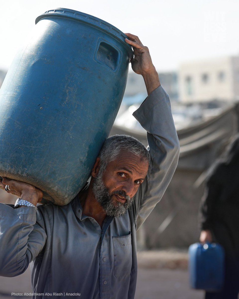 WitnessEye_Ch's tweet photo. 🟡 Palestinians, who are unable to access clean drinking water, try to meet their water needs by filling their containers from a water tanker belonging to an aid organization in Deir al-Balah, Gaza.

🗓️ 28.09.2025
📍 Deir Al-Balah, Gaza

#WitnessEye https://t.co/wc9ymG2exN