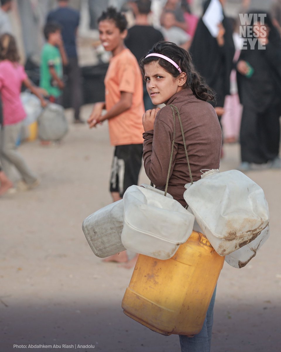WitnessEye_Ch's tweet photo. 🟡 Palestinians, who are unable to access clean drinking water, try to meet their water needs by filling their containers from a water tanker belonging to an aid organization in Deir al-Balah, Gaza.

🗓️ 28.09.2025
📍 Deir Al-Balah, Gaza

#WitnessEye https://t.co/wc9ymG2exN