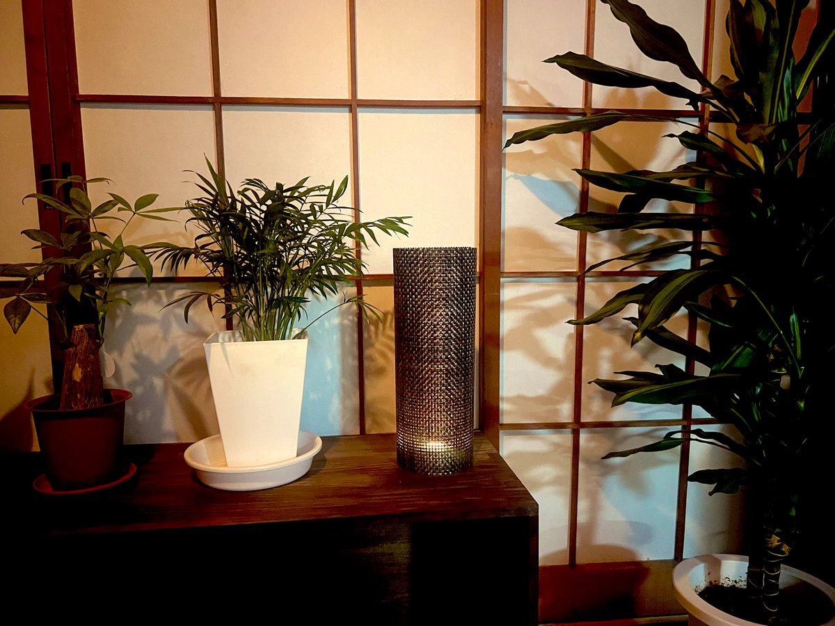 センスが良いので100均のランチョンマットとライトを使って素敵な間接照明を作ったよ☺️☺️☺️