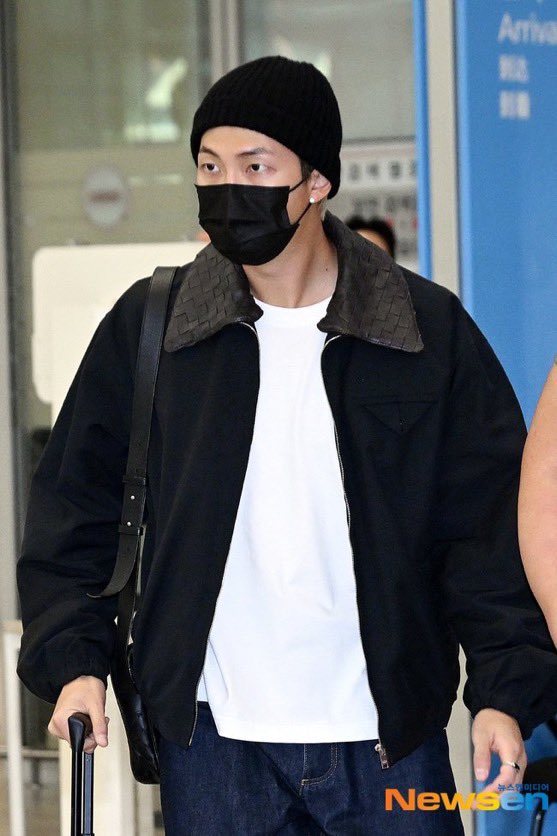 Dluster10D's tweet photo. #namjoon back home
#wellcomeback https://t.co/1VodkSv8lY