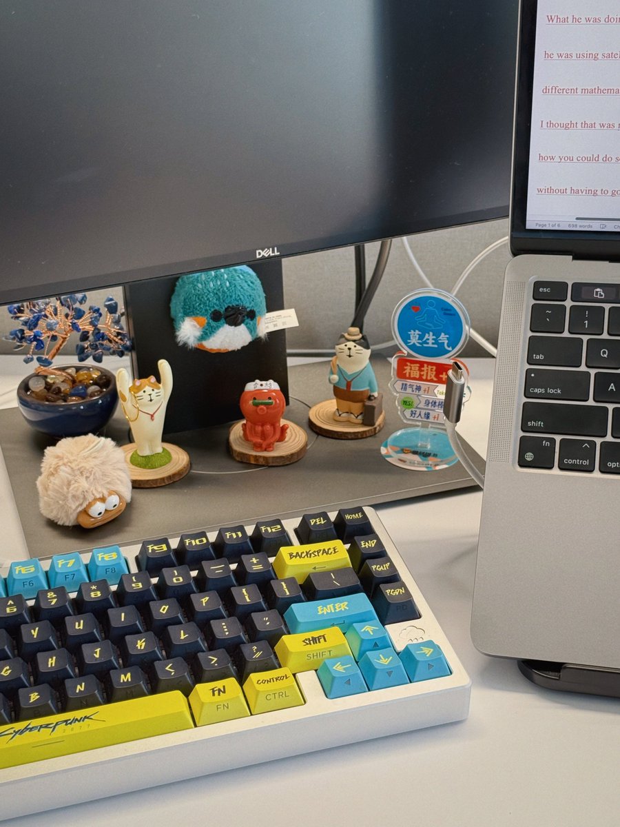 DukeKunshan's tweet image. Small touches, big vibes. 
These little desk decorations brighten up the everyday and make work feel a bit more fun at DKU.

#DKU #DukeKunshanUniversity #StudyWithStyle #CampusVibes