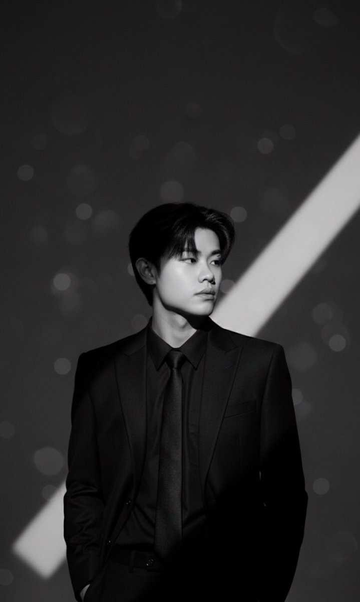 Real1Wei's tweet photo. 😐👔 https://t.co/d8TsVLAryW