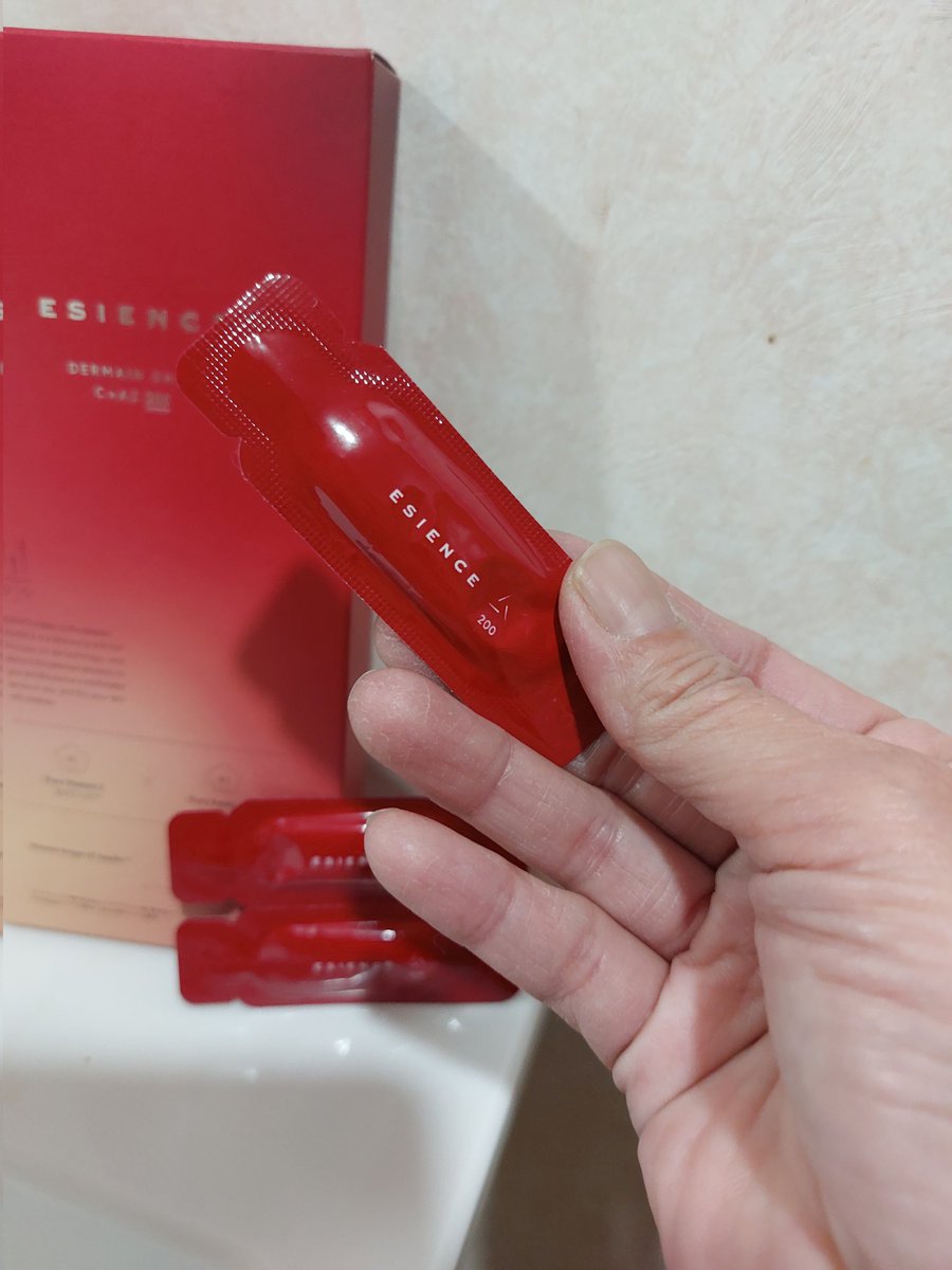aris_k5569's tweet photo. C×AZ ダーマインショット200
生ビタミンC×生アゼライン酸で集中浸透※実感を目指すマイクロニードル美容液。
※角質層まで
個包装になっているよ。
よくもみこんでから
↓
#PR #ESIENCE #エシエンス #ダーマインショット200使用してみた #ビタミンC #ダーマインショット200 #ダーマインショット https://t.co/gocAUQPsAI