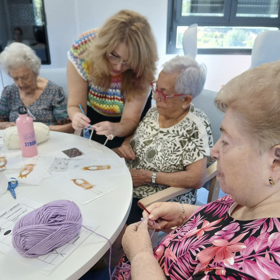 🧵 ¡Taller de ganchillo! Las personas usuarias de la Residencia #CleceVitam Mirador del Odiel son expertas en el arte del ganchillo. Hace unos días, nuestro centro organizó un taller, en el que descubrimos la creatividad a través de esta técnica. 👏