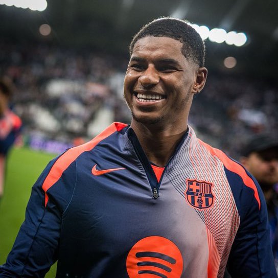 FabrizioRomano's tweet image. 🚨 Barça director Deco on Rashford deal with Man United: “We signed Marcus on a simple loan with an option to buy. It’s not an high fee”.

“There are no penalties if we do not sign him permanently. He’s doing great, we are very happy… the final decisions come later”, told MD.