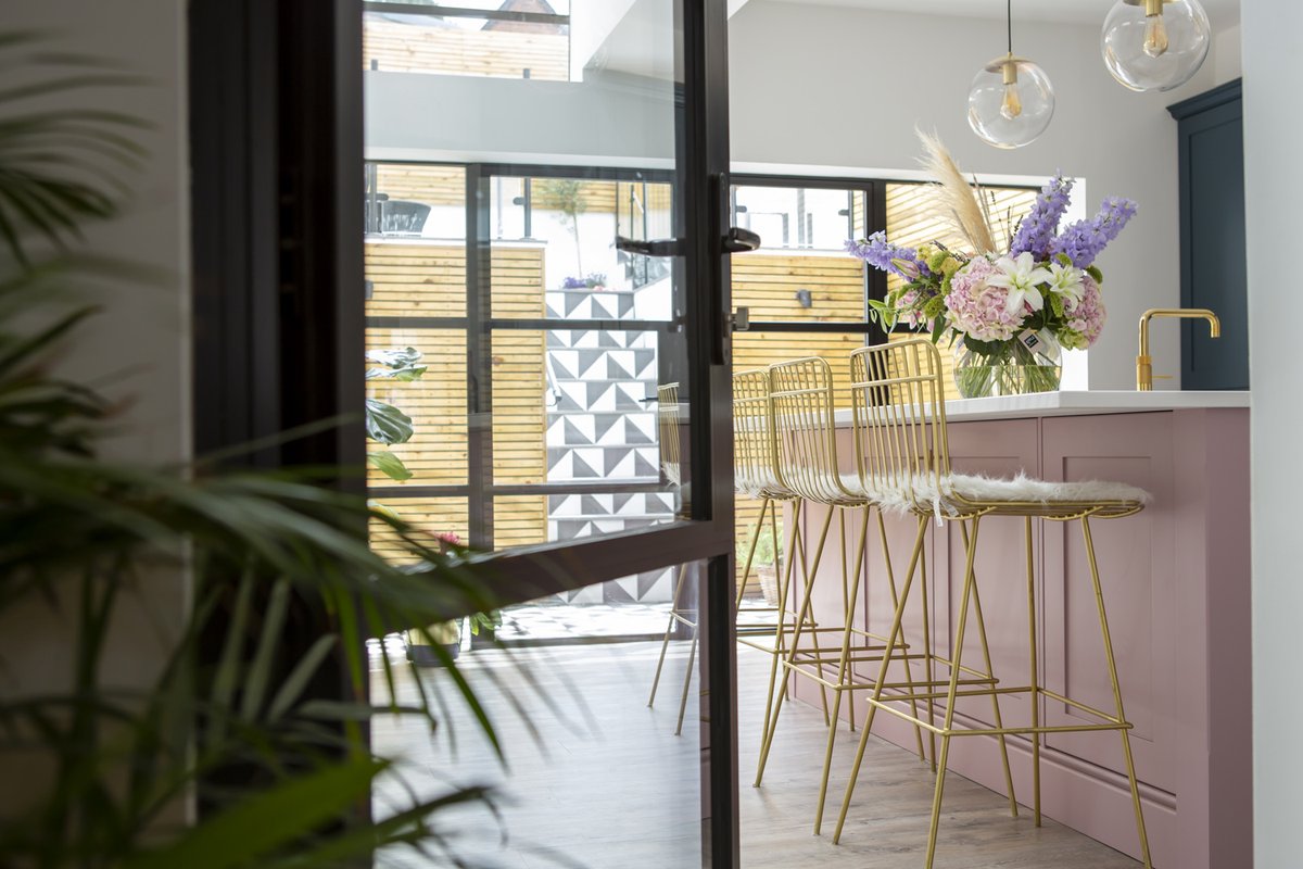 stonehamkitchen's tweet image. If you’re planning a #kitchenisland, add a #breakfastbar. A breakfast bar creates a relaxed spot for casual meals and a morning coffee, while keeping family and friends connected to the cooking action.

For more #kitchenseating ideas, read our blog - f.mtr.cool/mrpudeiqof