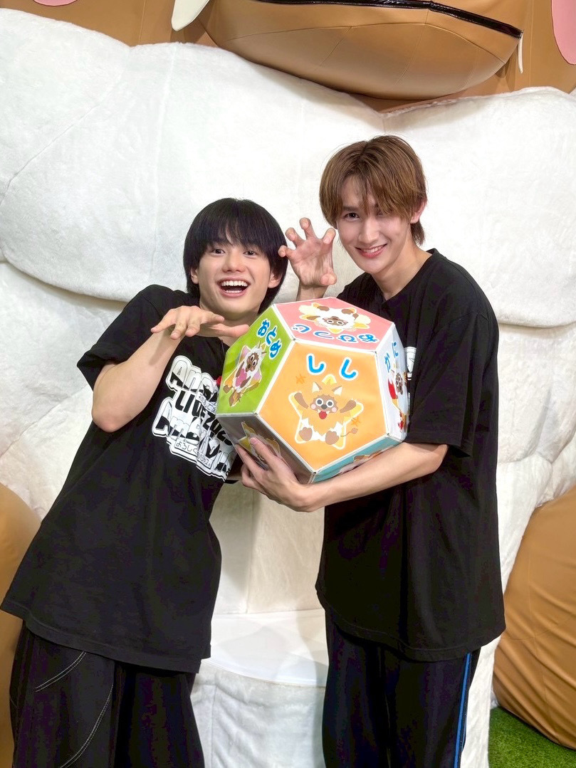 ／
あす(10/1)の #ドデスカ📺
#ウルフィ星座占い🔮に
#AmBitious のお二人が出演🎉
＼

#真弓孟之 さん
#大内リオン さんに
星座占いのサイコロを
振ってもらいます🎲❤️💙

おふたりが応援するのは
果たしてどの星座⁉︎😳